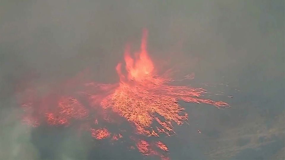 Naturphänomen in den USA: Eindrucksvolle Luftaufnahmen: "Feuertornados" wüten in Kalifornien Naturphänomen in den USA: Eindrucksvolle Luftaufnahmen: "Feuertornados" wüten in Kalifornien