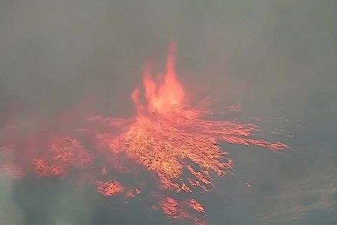 Naturphänomen in den USA: Eindrucksvolle Luftaufnahmen: "Feuertornados" wüten in Kalifornien