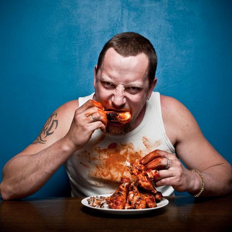 Ein Mann isst einen Haufen Fleisch