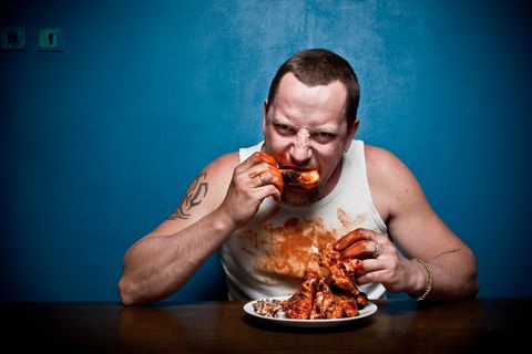Ein Mann isst einen Haufen Fleisch