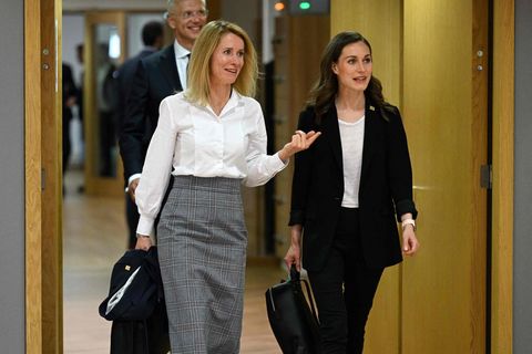 Die Ministerpräsidentin Estlands, Kaja Kallas (l) und Finnlands Ministerpräsidentin Sanna Marin