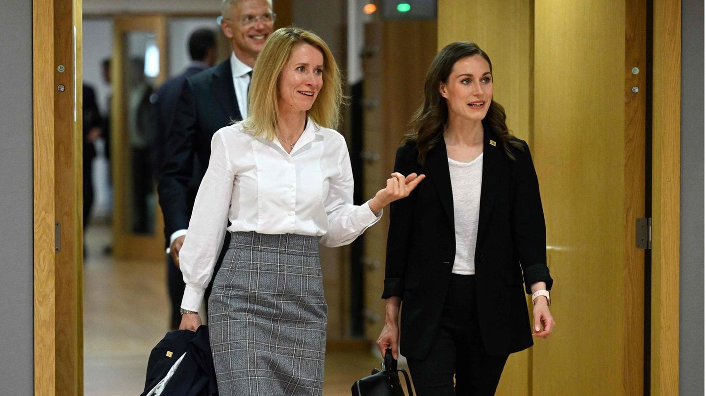 Die Ministerpräsidentin Estlands, Kaja Kallas (l) und Finnlands Ministerpräsidentin Sanna Marin