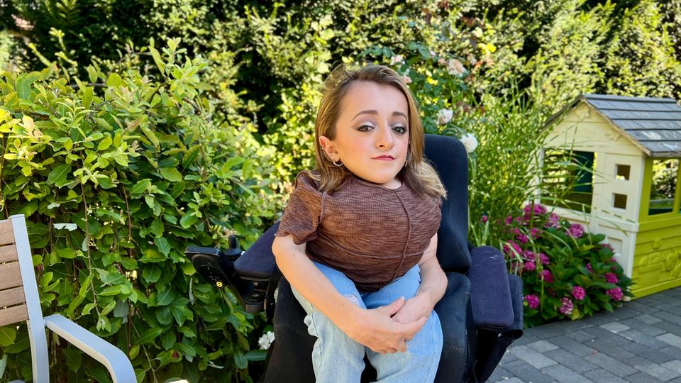 Anna Maischberger sitzt in ihrem Rollstuhl