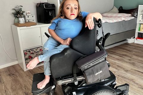 Anna Maischberger sitzt in ihrem Rolsltuhl