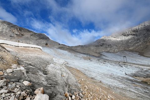 Blankeis am nördlichen Schneeferner. Das Eis des Blaueisgletschers auf der Zugspitze sowie des Höllentalferners ist innerhalb nur eines Jahres deutlich zurückgegangen