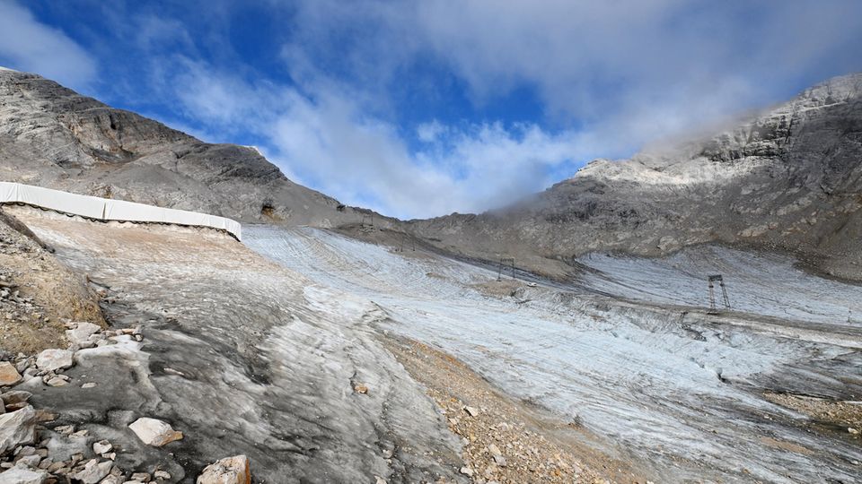Blankeis am nördlichen Schneeferner. Das Eis des Blaueisgletschers auf der Zugspitze sowie des Höllentalferners ist innerhalb nur eines Jahres deutlich zurückgegangen