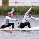 Kanu  Sebastian Brendel, dreimaliger Olympiasieger, vorne, und Tim Hecker, dürfen im Zweier-Canadier erst ab dem 18. August ran, ebenfalls in Oberschleißheim. Die Unterschiede zwischen Kajak und Canadier kennen Sie? Im letzteren wird kniend gefahren, im Kajak sitzt man.