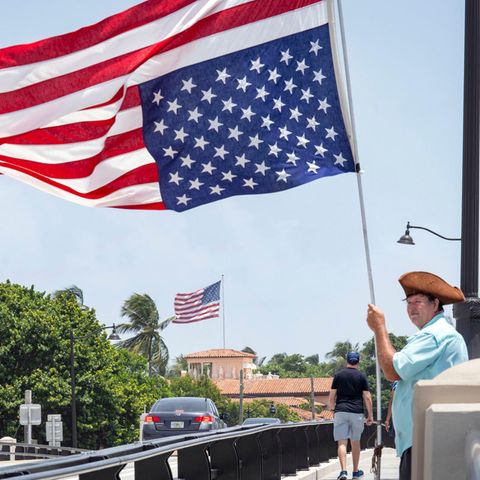 Trump-Anhänger mit umgedrehter US-Flagge