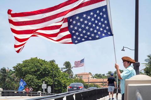 Trump-Anhänger mit umgedrehter US-Flagge
