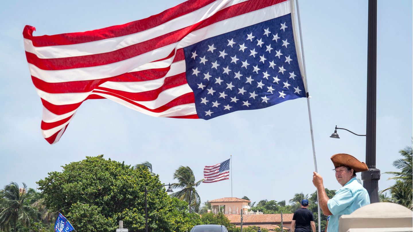 Trump-Anhänger mit umgedrehter US-Flagge