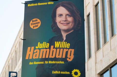Ein Wahlplakat der Grünen hängt an einer Laterne