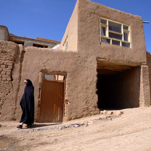 Fereshta vor ihrem Haus in Bamya, Afghanistan