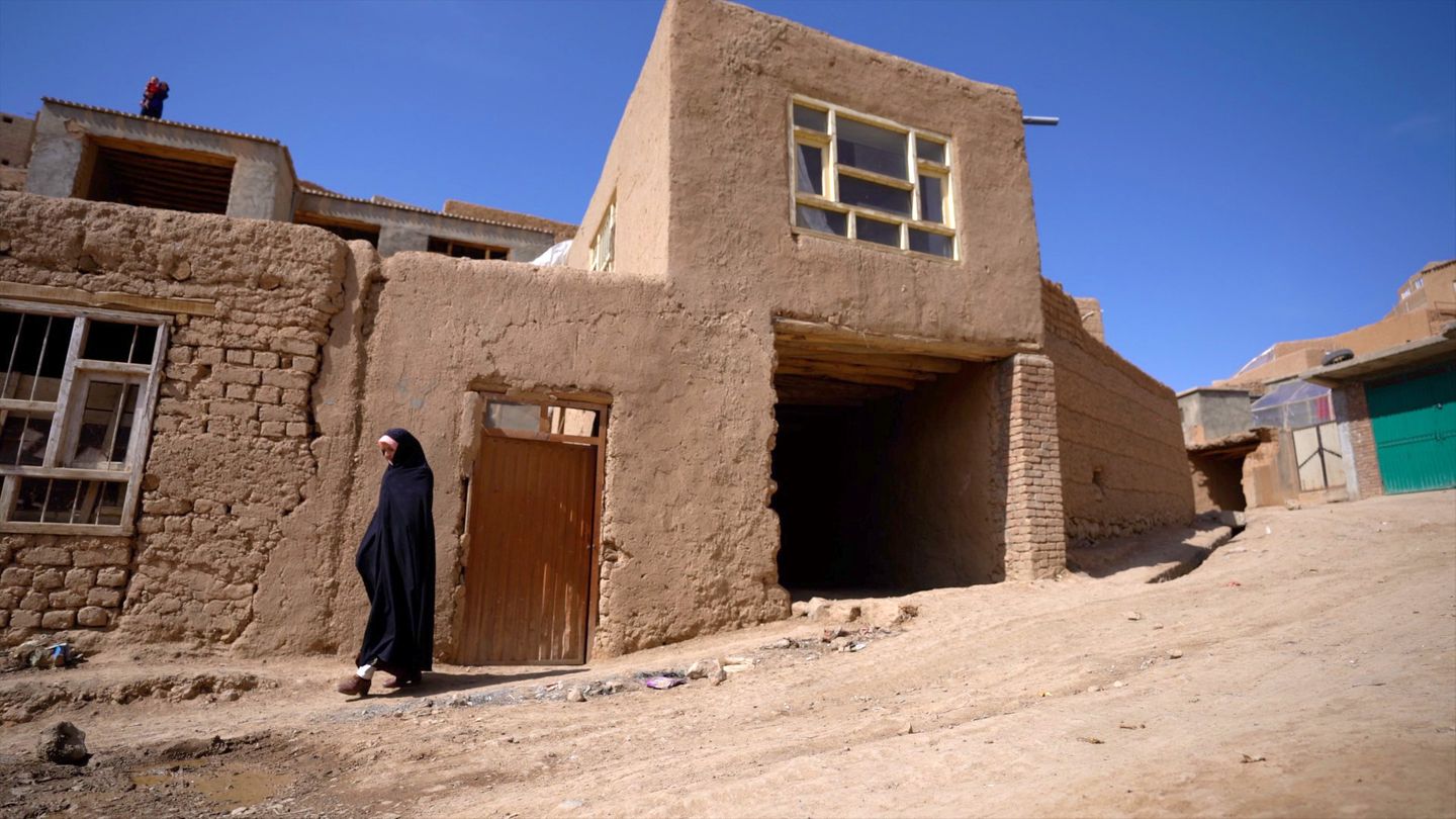 Fereshta vor ihrem Haus in Bamya, Afghanistan
