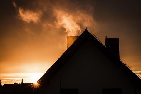 Zwei Schornsteine im Abendlicht. Wer bekommt das Gas?