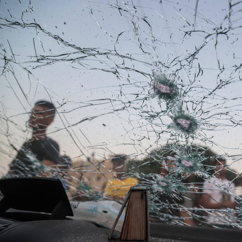 Palästinenser inspizieren die Scheibe eines durch die israelischen Luftangriffe beschädigten Autos in Gaza