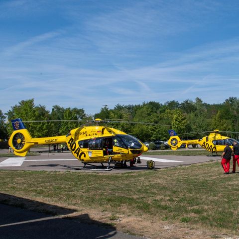 Rettungshubschrauber nach einem Achterbahn-Unfall im Legoland Günzburg