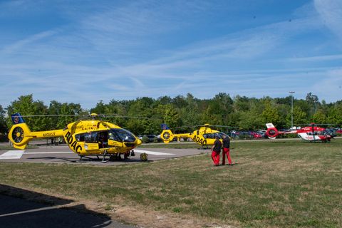 Rettungshubschrauber nach einem Achterbahn-Unfall im Legoland Günzburg