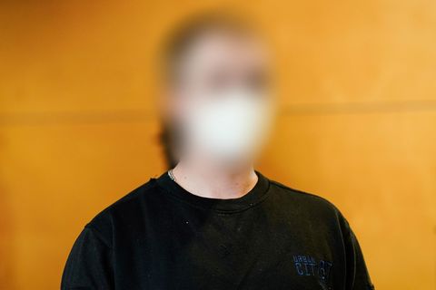 Florian V. beim Prozessauftakt wegen der Polizistenmorde von Kusel (Archivbild)