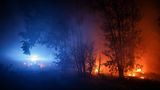 Belin-Beliet, Frankreich. Die massiven Waldbrände in Frankreich sind kaum zu kontrollieren. Hier fahren Einsatzkräfte zu einem Lauffeuer. Die französischen Behörden warnen, dass sich die Flammen im Süden des Landes weiter ausbreiten könnten.