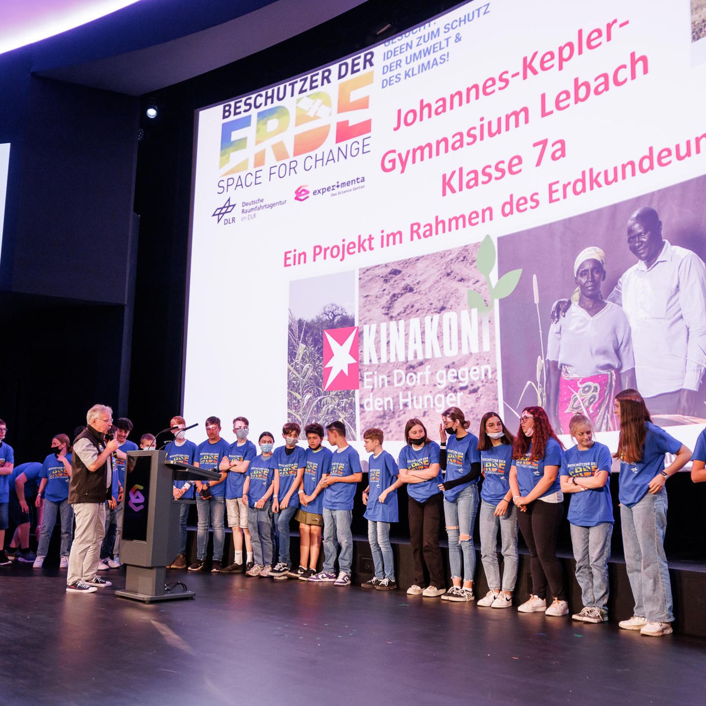Preisverleihung in Heilbronn: Die Klasse 7a des Johannes-Kepler-Gymnasiums in Lebach hat mit den Schulmaterialien des Kinakoni-Projekts zu den Folgen des Klimawandels in Ländern wie Kenia gearbeitet und damit den ersten Preis in der Kategorie Tropen beim "Beschützer der Erde"-Wettbewerb der Deutschen Raumfahrtagentur gewonnen