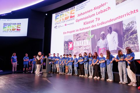Preisverleihung in Heilbronn: Die Klasse 7a des Johannes-Kepler-Gymnasiums in Lebach hat mit den Schulmaterialien des Kinakoni-Projekts zu den Folgen des Klimawandels in Ländern wie Kenia gearbeitet und damit den ersten Preis in der Kategorie Tropen beim "Beschützer der Erde"-Wettbewerb der Deutschen Raumfahrtagentur gewonnen