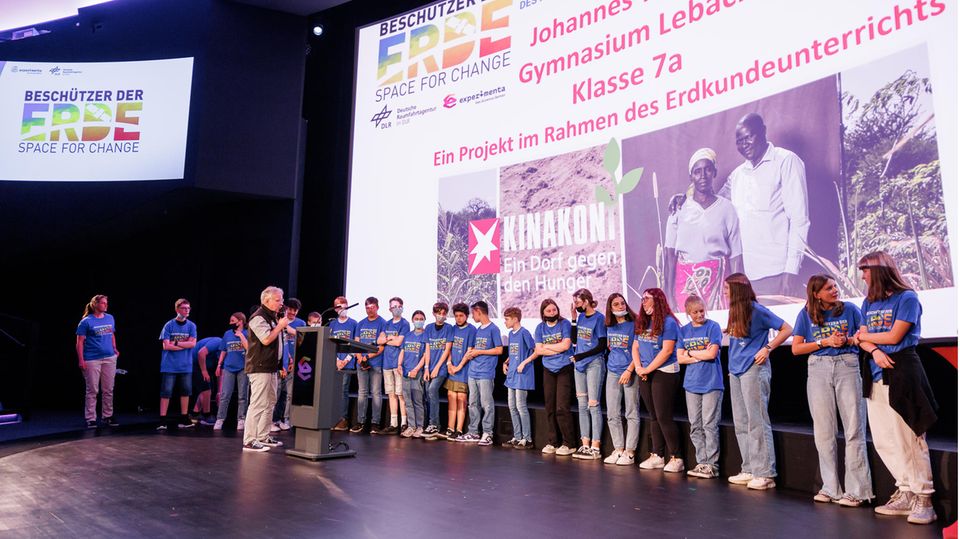 Projekt "Kinakoni – Ein Dorf gegen den Hunger": Preisverleihung in Heilbronn: Die Klasse 7a des Johannes-Kepler-Gymnasiums in Lebach hat mit den Schulmaterialien des Kinakoni-Projekts zu den Folgen des Klimawandels in Ländern wie Kenia gearbeitet und damit den ersten Preis in der Kategorie Tropen beim "Beschützer der Erde"-Wettbewerb der Deutschen Raumfahrtagentur gewonnen Preisverleihung in Heilbronn: Die Klasse 7a des Johannes-Kepler-Gymnasiums in Lebach hat mit den Schulmaterialien des Kinakoni-Projekts zu den Folgen des Klimawandels in Ländern wie Kenia gearbeitet und damit den ersten Preis in der Kategorie Tropen beim "Beschützer der Erde"-Wettbewerb der Deutschen Raumfahrtagentur gewonnen
