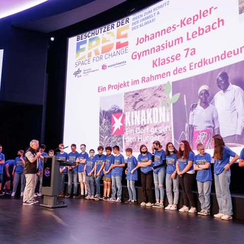 Preisverleihung in Heilbronn: Die Klasse 7a des Johannes-Kepler-Gymnasiums in Lebach hat mit den Schulmaterialien des Kinakoni-Projekts zu den Folgen des Klimawandels in Ländern wie Kenia gearbeitet und damit den ersten Preis in der Kategorie Tropen beim "Beschützer der Erde"-Wettbewerb der Deutschen Raumfahrtagentur gewonnen