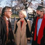 Ein Jahr zuvor hatte sie an der Seite von zwei Hollywood-Legenden gespielt. In der Schwarzen Komödie "Wag the Dog - Wenn der Schwanz mit dem Hund wedelt" verkörperte Heche eine Gehilfin des US-Präsidenten, die sich an einen Krisenmanager wendet (gespielt von Robert De Niro, r.). Der Präsident will einen Sex-Skandal verheimlichen. Um das zu tun, erfindet das Team um De Niro einen Krieg. Ein eigens engagierter Regisseur (gespielt von Dustin Hoffmann, l.), soll diesen möglichst glaubhaft inszenieren. 