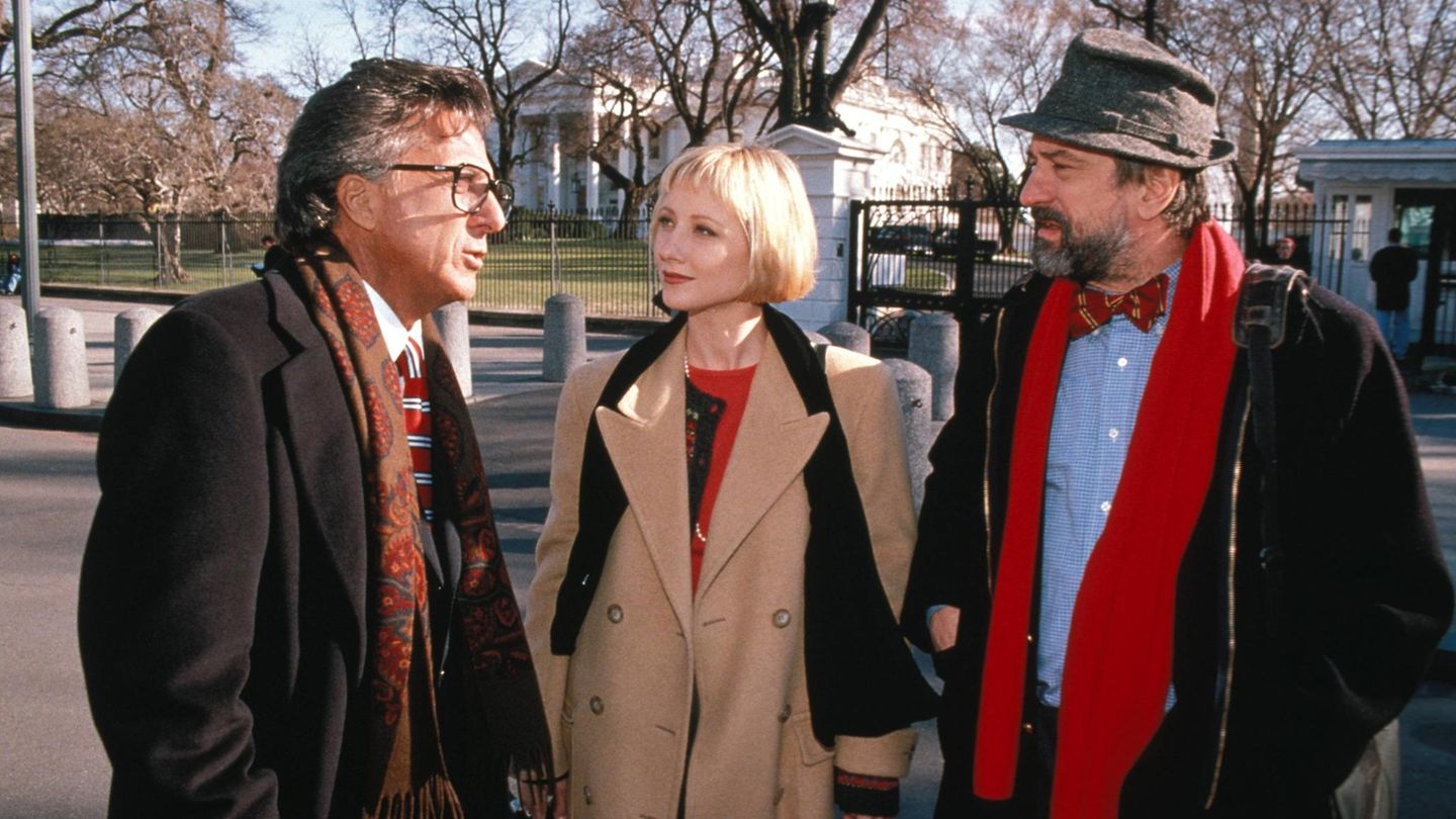 Ein Jahr zuvor hatte sie an der Seite von zwei Hollywood-Legenden gespielt. In der Schwarzen Komödie "Wag the Dog - Wenn der Schwanz mit dem Hund wedelt" verkörperte Heche eine Gehilfin des US-Präsidenten, die sich an einen Krisenmanager wendet (gespielt von Robert De Niro, r.). Der Präsident will einen Sex-Skandal verheimlichen. Um das zu tun, erfindet das Team um De Niro einen Krieg. Ein eigens engagierter Regisseur (gespielt von Dustin Hoffmann, l.), soll diesen möglichst glaubhaft inszenieren. 