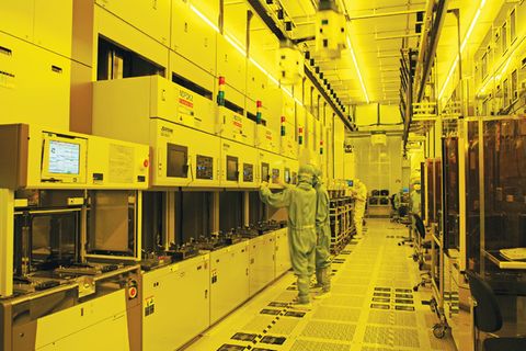 Mitarbeiter von TSMC bei der Arbeit