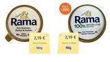 Die neue Rama-Dose ist gleich groß und kostet im Laden immer noch 2,19 Euro. Es sind aber nur noch 400 Gramm statt 500 Gramm drin - was einer versteckten Preiserhöhung von 25 Prozent gleichkommt. Hersteller Upfield begründet den Schritt mit "dramatischen Kostensteigerungen in unserer gesamten Lieferkette, einschließlich unserer Rohstoffe". Die Inhaltsstoffe hält die Verbraucherzentrale hingegen für wenig hochwertig. Um die Gewinnmarge zu erhöhen, wurde schon vor einigen Jahren wertvolles Rapsöl teilweise durch "streichfähiges Wasser" ersetzt, weshalb sich Rama nur noch "Dreiviertelmargarine" oder "Streichfett" nennen darf. Auch andere Streichfett-Marken von Upfield wie Sanella, Lätta und Becel sind laut VZ aktuell von versteckten Preissteigerungen betroffen. (August 2022)