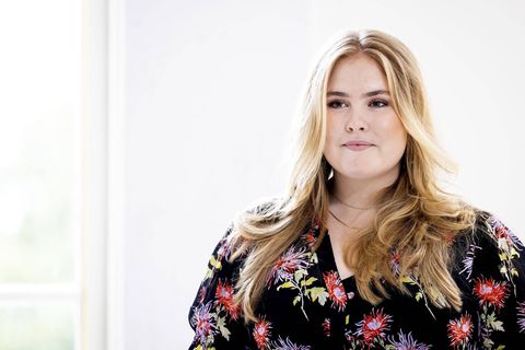 Prinzessin Amalia im Blumenkleid