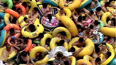 Urlaubs-Wahnsinn: Hunderte Badegäste tummeln sich in Schwimmbecken