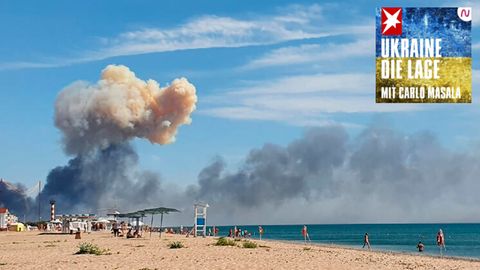 Am Strand von Saky steigt Rauch nach einer Explosion auf