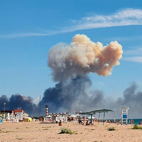 Saky, Ukraine. Am Strand steigt Rauch nach einer Explosion auf.