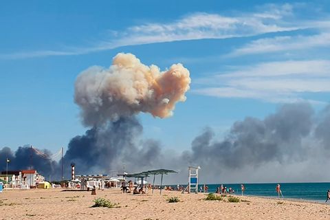 Saky, Ukraine. Am Strand steigt Rauch nach einer Explosion auf.
