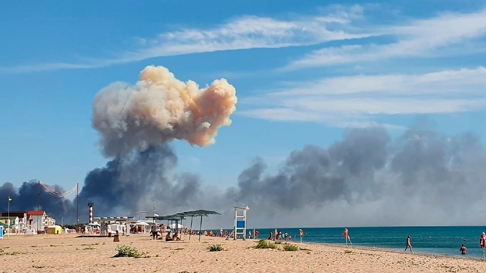 Saky, Ukraine. Am Strand steigt Rauch nach einer Explosion auf.