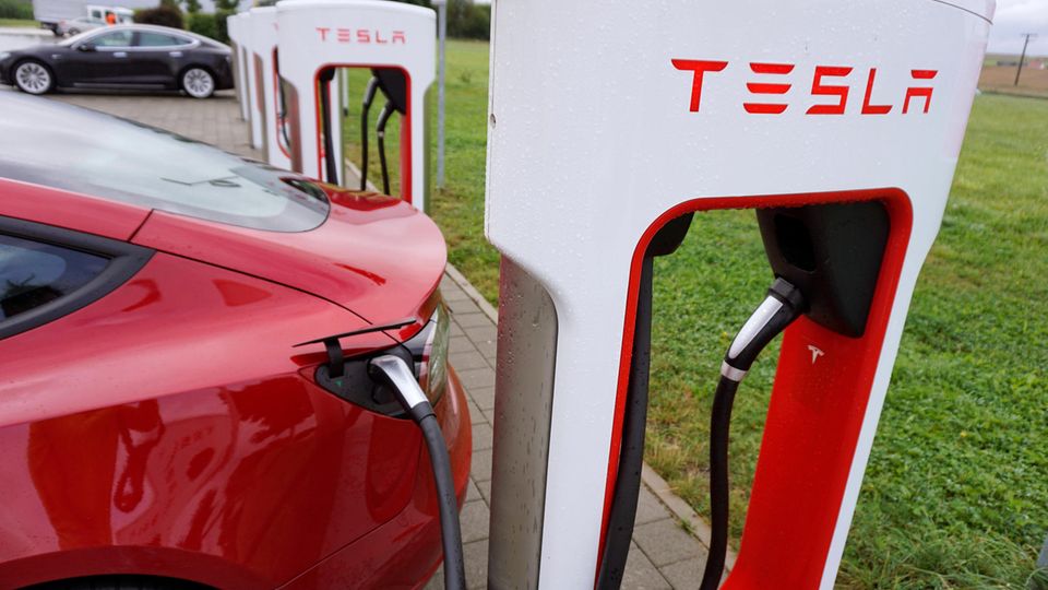Ein Tesla Model 3 lädt an einem Supercharger