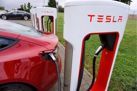 Ein Tesla Model 3 lädt an einem Supercharger