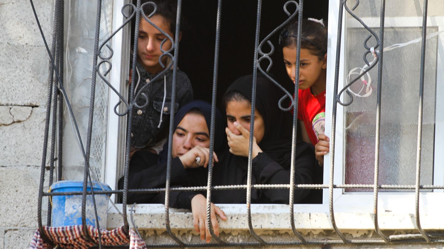 Eine palästinensische Familie nimmt am 11. August Abschied von einem zehnjährigen Mädchen, das bei einem Angriff durch eine israelische Rakete getötet wurde.