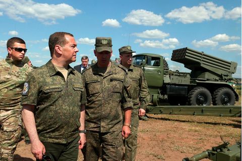 Dmitri Medwedew besucht eine Garnison im Süden Russlands.