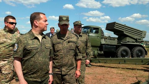 Dmitri Medwedew besucht eine Garnison im Süden Russlands.