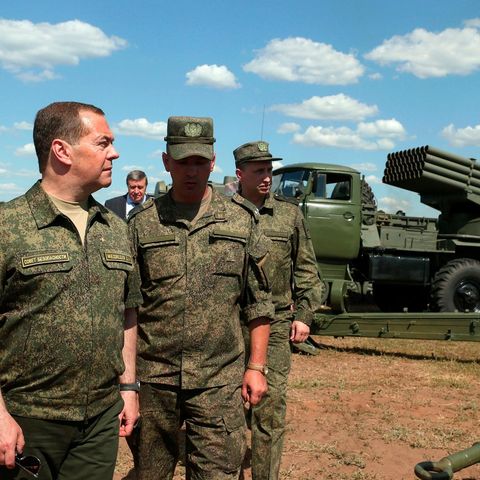 Dmitri Medwedew besucht eine Garnison im Süden Russlands.