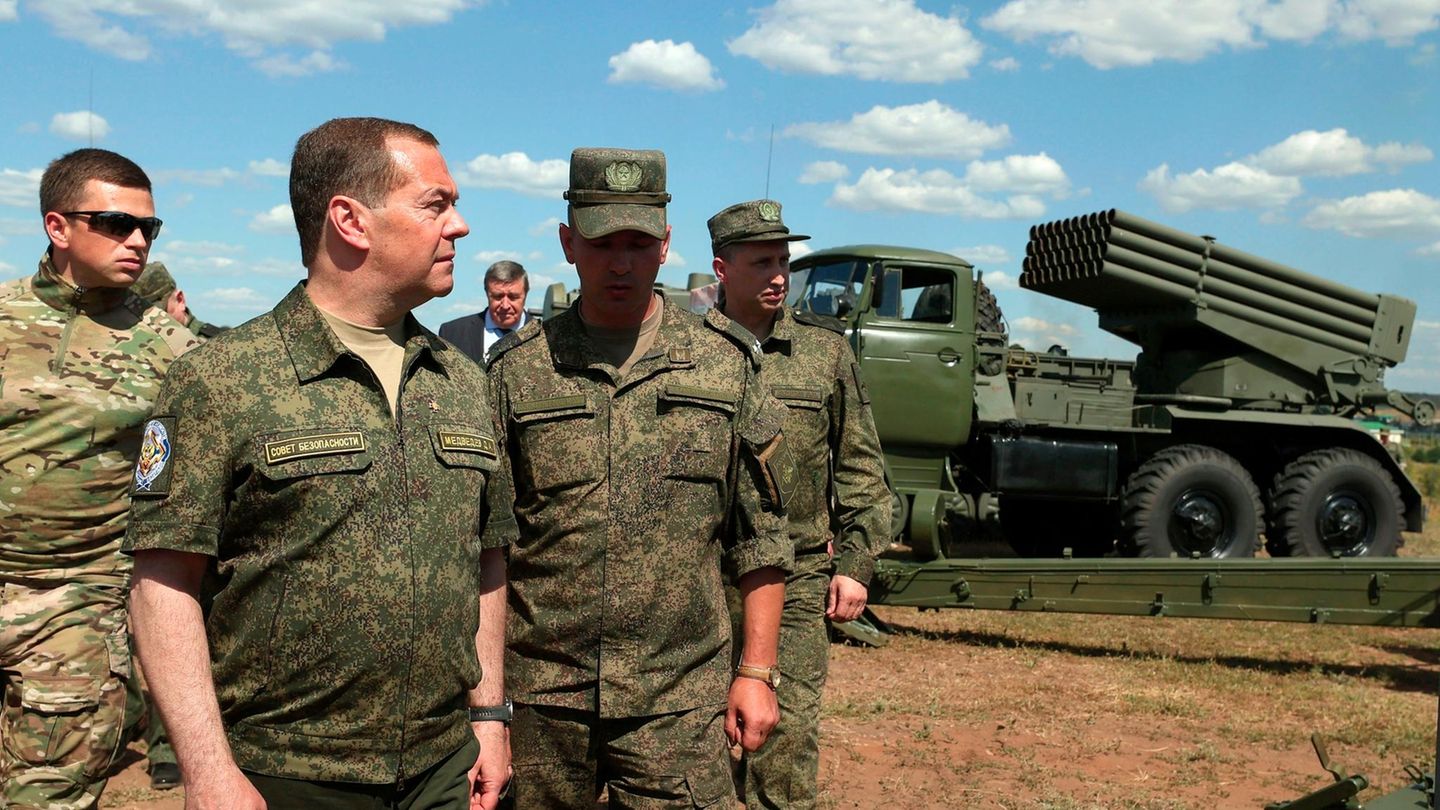 Dmitri Medwedew besucht eine Garnison im Süden Russlands.