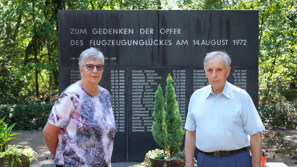 Vor dem Gedenkstein in Wildau für die Opfer des Flugzeugabsturzes von 1972 stehen die ehemalige Zeitzeugin und Krankenschwester Ursula B. und Jörn Lehweß-Litzmann, ehemaliger Interflug-Ingenieur und Mitglied der Untersuchungskommission des Flugzeugunglücks.