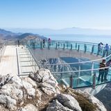 Dieser spektakuläre Halbkreis aus Glas schwebt in Kroatien über dem Abgrund. Mutige Wanderer können ihn am Biokovo-Berg nahe Makarska finden.