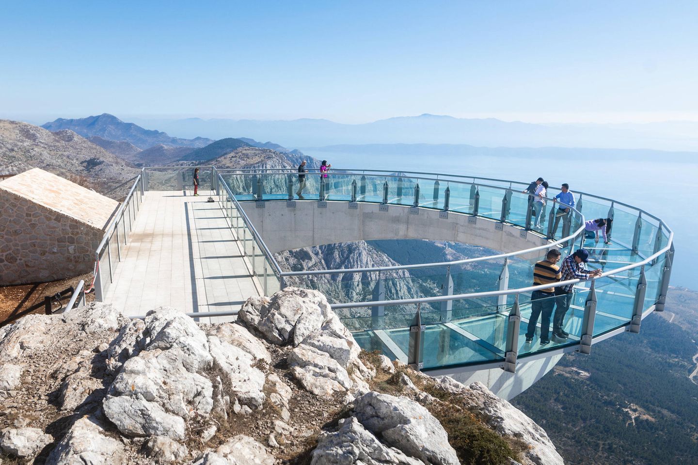 Dieser spektakuläre Halbkreis aus Glas schwebt in Kroatien über dem Abgrund. Mutige Wanderer können ihn am Biokovo-Berg nahe Makarska finden.