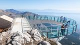 Dieser spektakuläre Halbkreis aus Glas schwebt in Kroatien über dem Abgrund. Mutige Wanderer können ihn am Biokovo-Berg nahe Makarska finden.