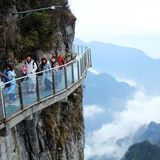 Ganz eng am Berg entlang führt dieser gläserne Pfad in China. Er befindet sich im Tianshan-Gebirge und zu den höchsten Bergen im Rongding-Distrikt in der Hunan-Provinz gehört.