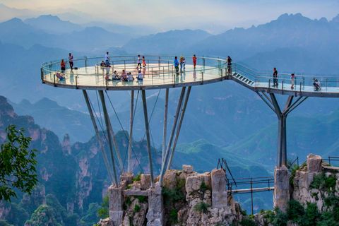 Sieht schon von außen spektakulär aus: Die riesige gläserne Aussichtsplattform "Langya Mountain Glass Walkway" in Baoding in der chinesischen Provinz Hebei.